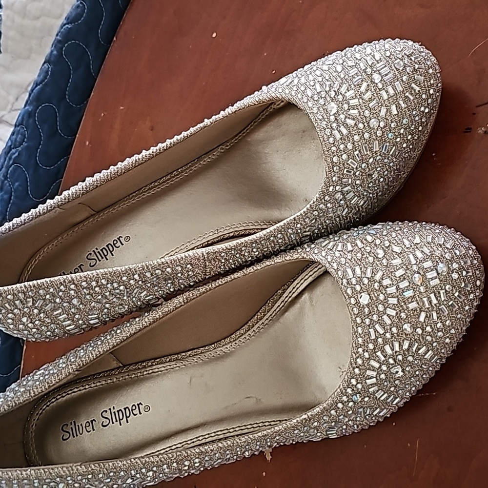 Size 8.5 Silver slipper champaign color beaded heels